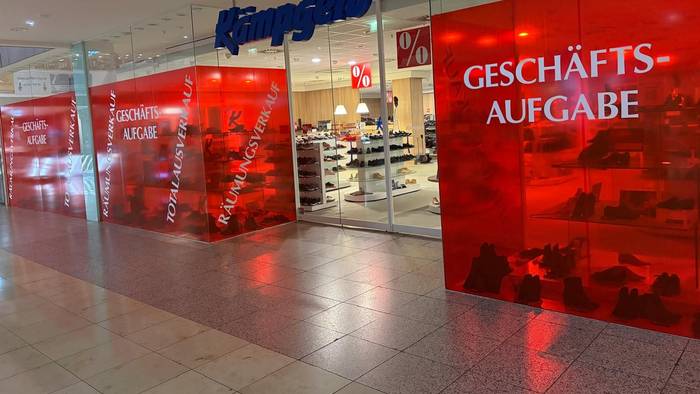 Die Kämpgen-Filiale im Rheincenter Köln-Weiden schließt. Dort läuft aktuell der Räumungsverkauf.