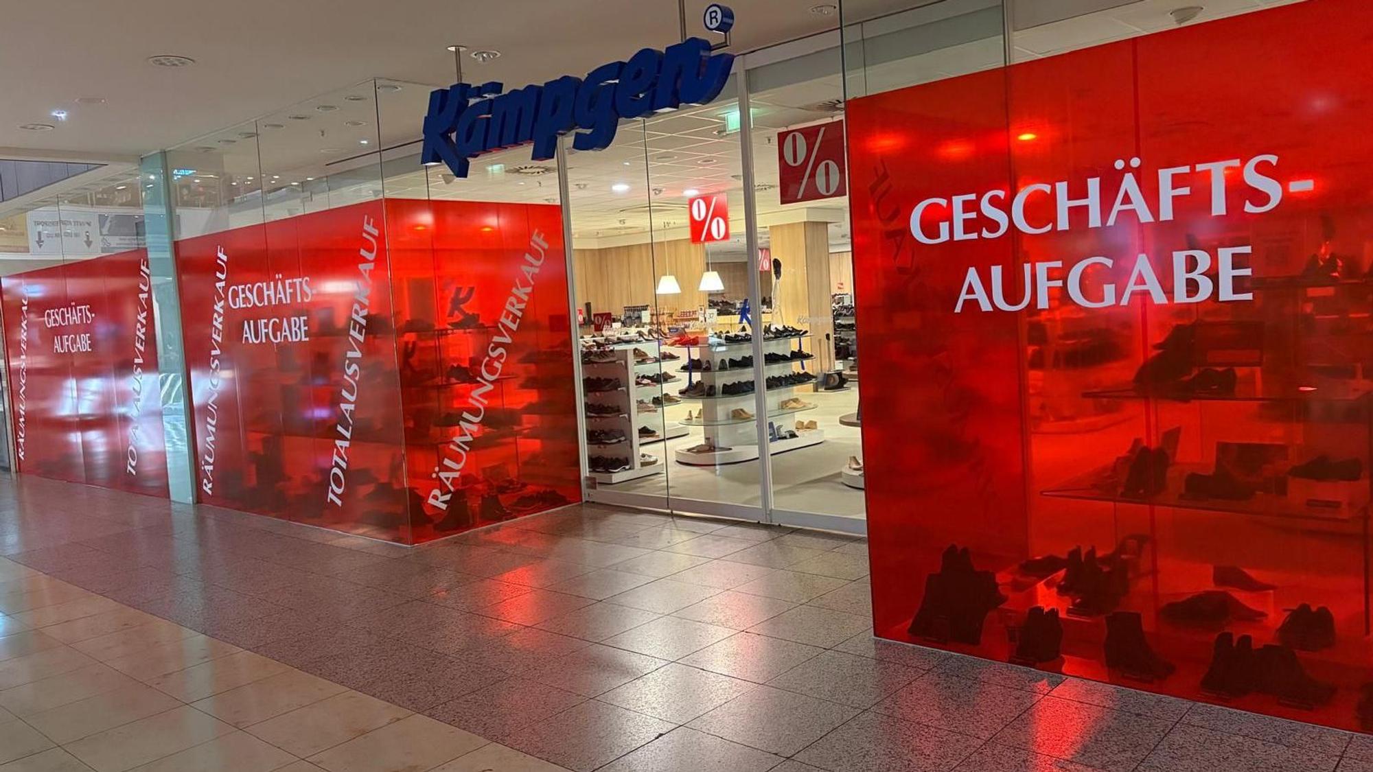 Die Kämpgen-Filiale im Rheincenter Köln-Weiden schließt. Dort läuft aktuell der Räumungsverkauf.