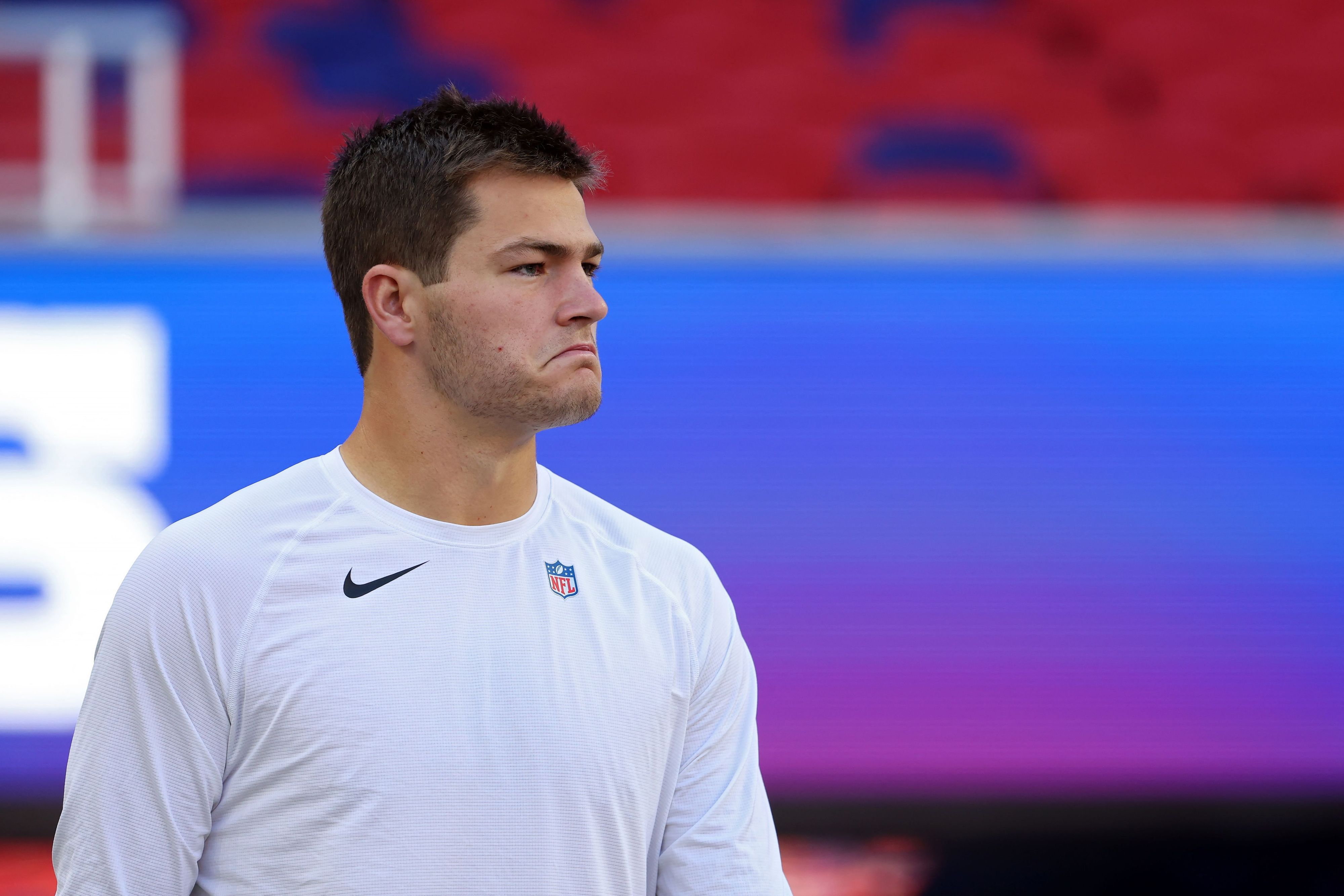 NFL‑Quarterback Drake Maye von den New England Patriots blickt beim Warmmachen zu seinen Mitspielern.