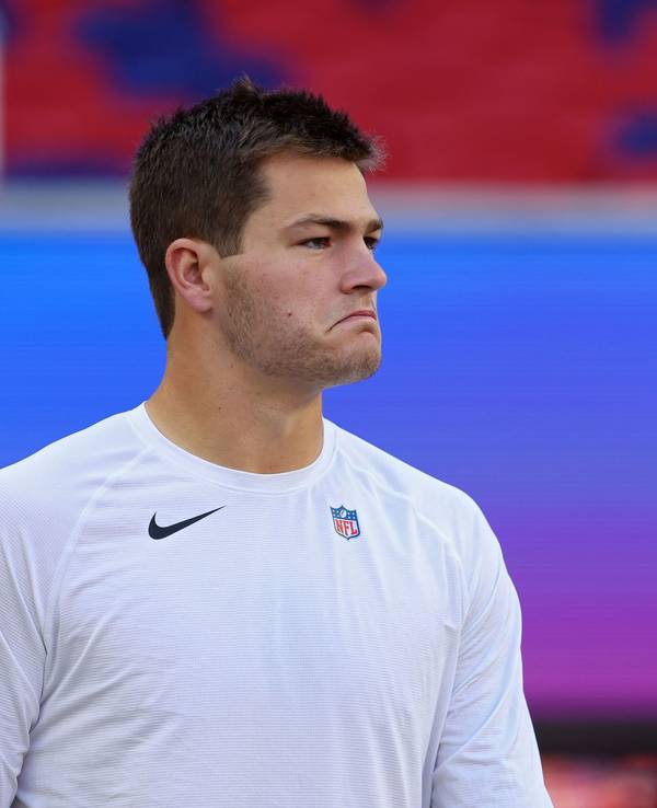 NFL‑Quarterback Drake Maye von den New England Patriots blickt beim Warmmachen zu seinen Mitspielern.