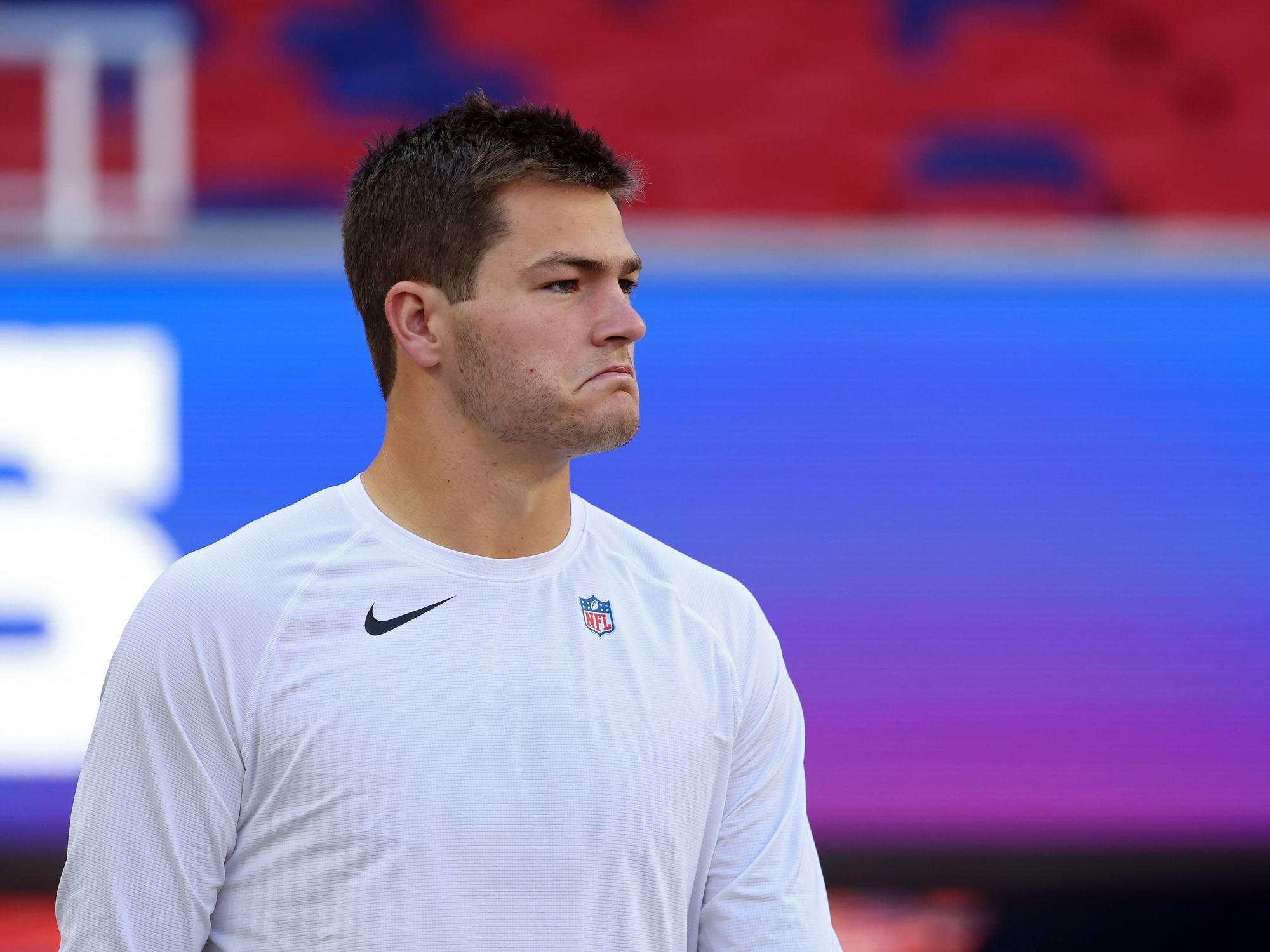 NFL‑Quarterback Drake Maye von den New England Patriots blickt beim Warmmachen zu seinen Mitspielern.