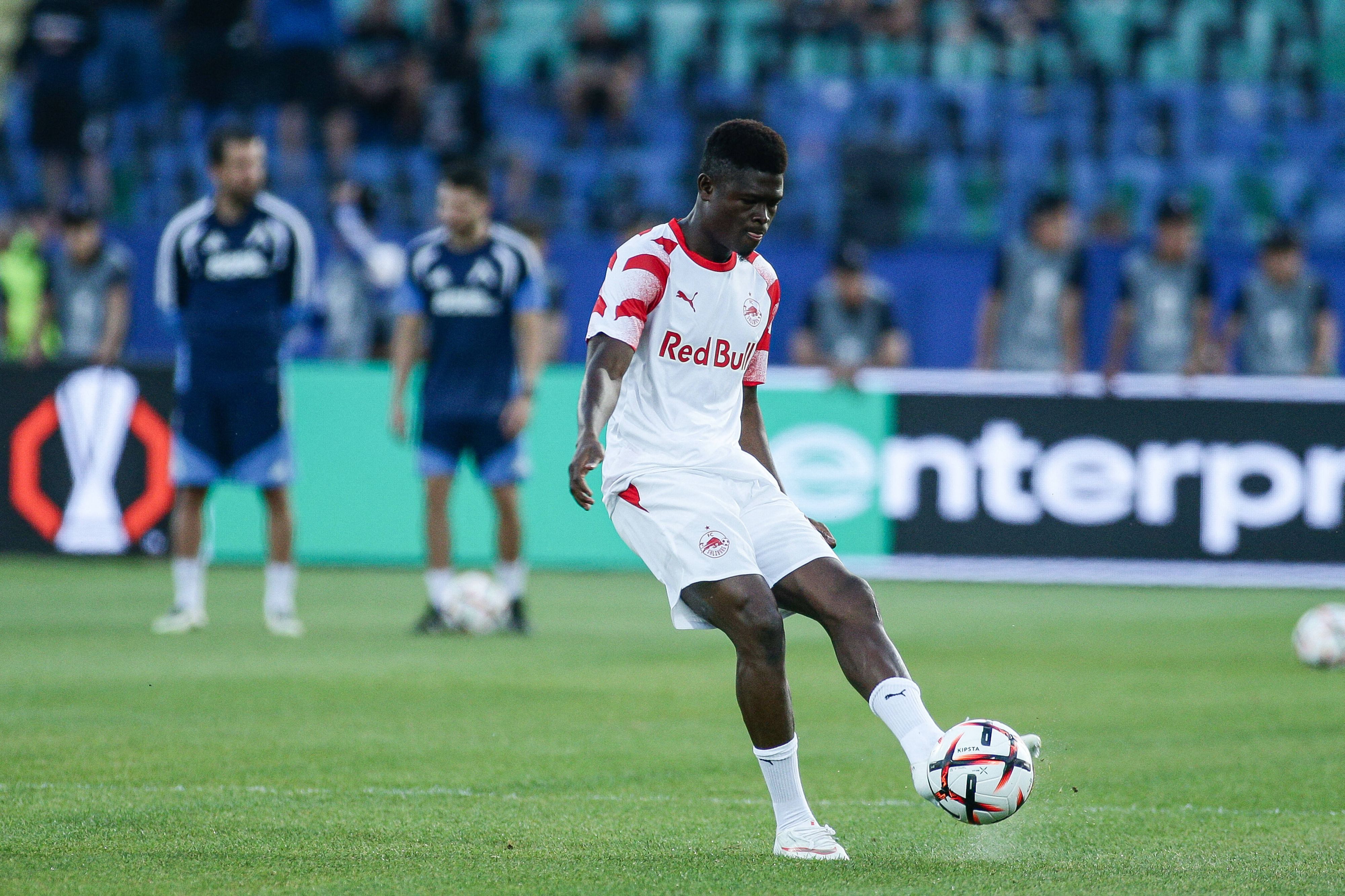 Karim Konaté schießt einen Fußball.