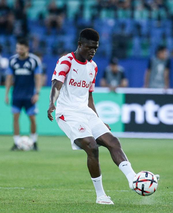Karim Konaté schießt einen Fußball.