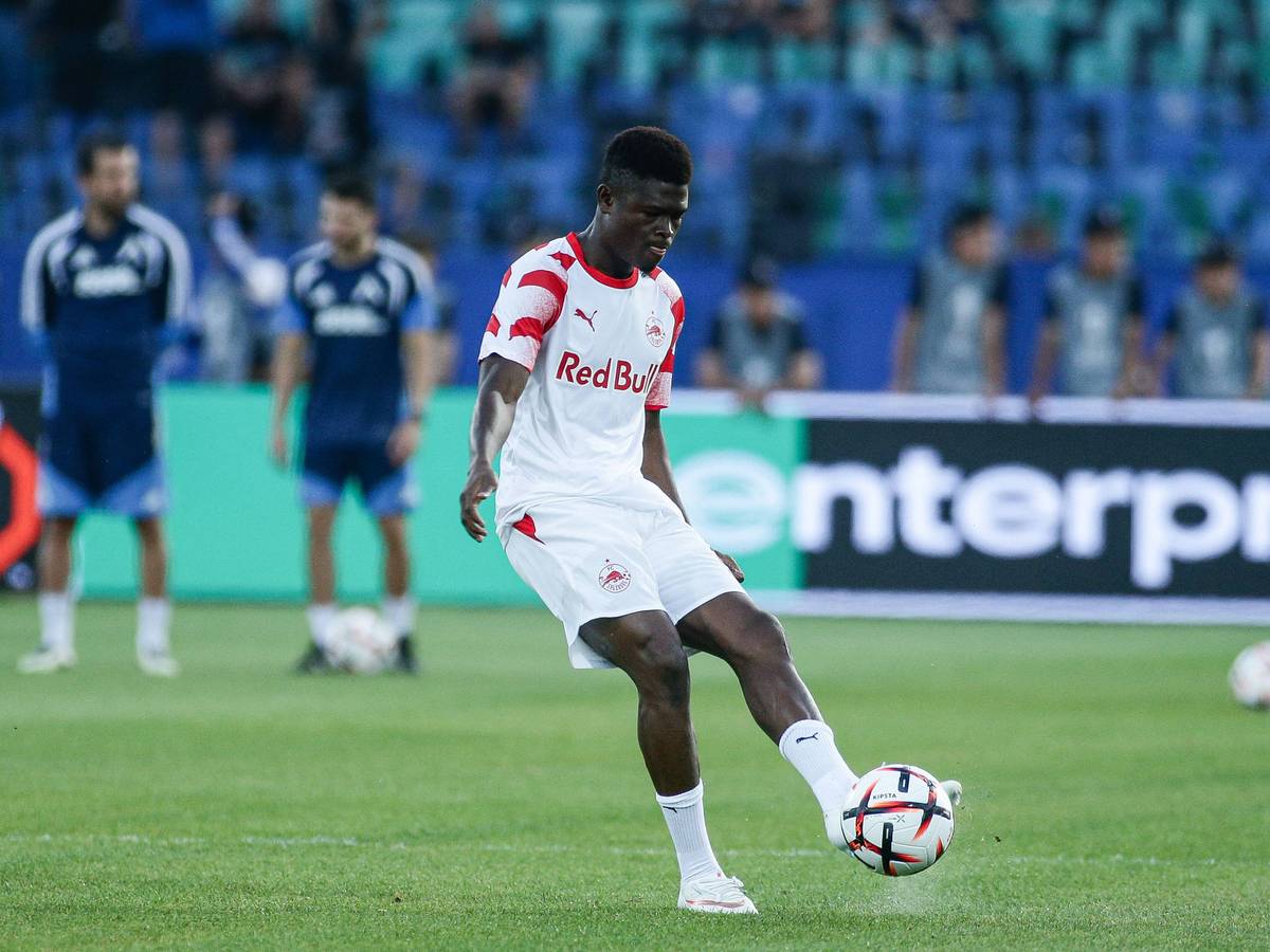 Karim Konaté schießt einen Fußball.
