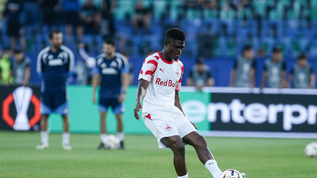 Karim Konaté schießt einen Fußball.