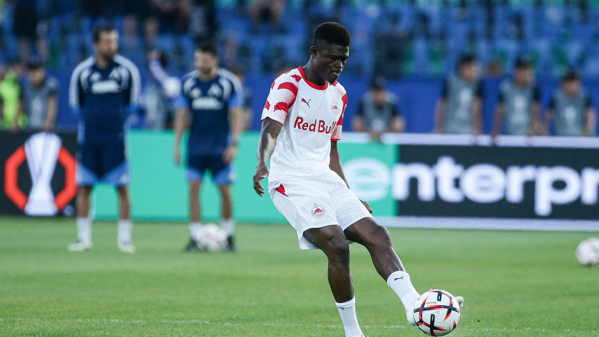 Karim Konaté schießt einen Fußball.