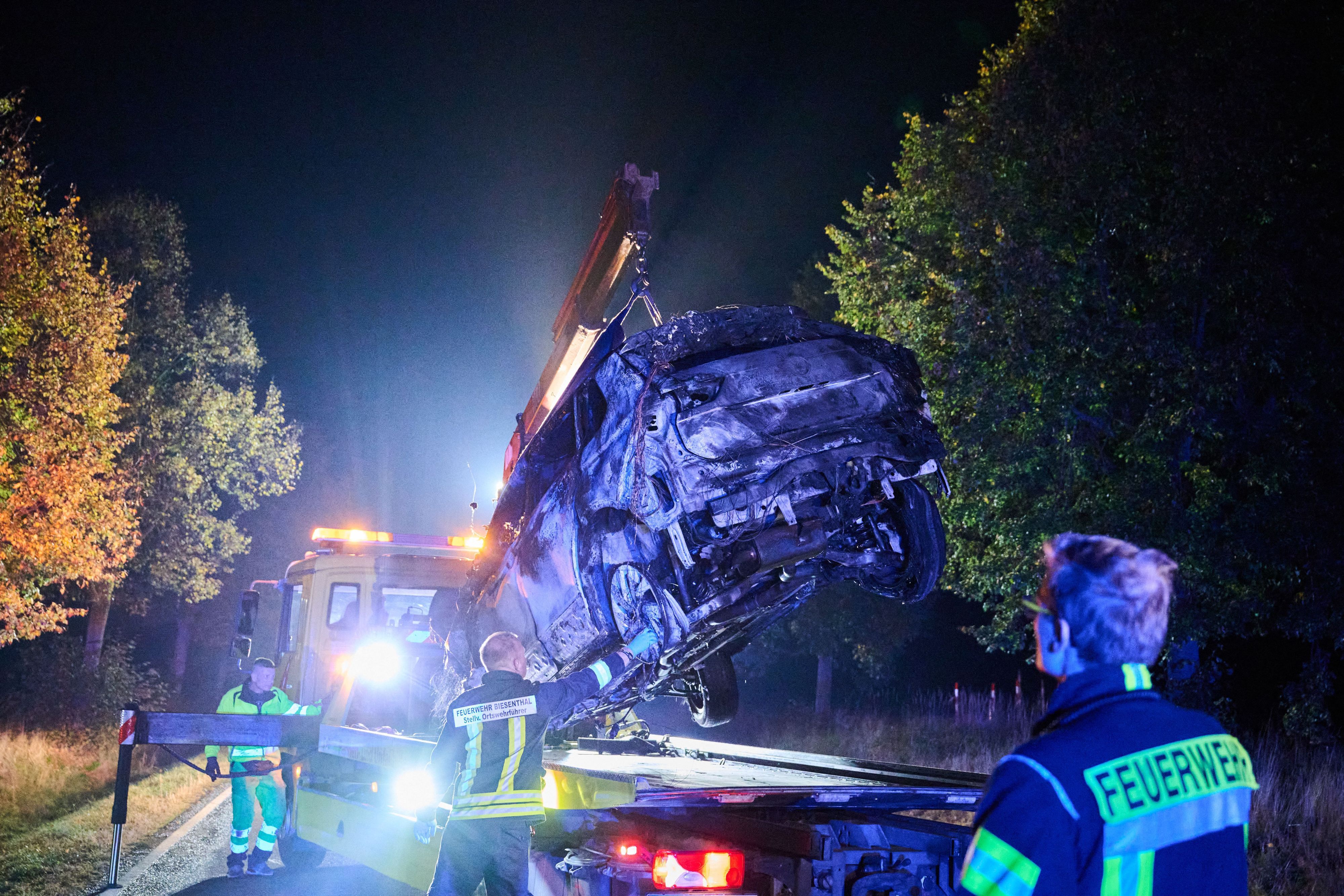 Beim Frontalzusammenstoß eines Autos mit drei Mopeds sind in Brandenburg vier Menschen ums Leben gekommen. Der Unfall passierte am Abend bei Biesenthal im Landkreis Barnim, wie die Polizei mitteilte.