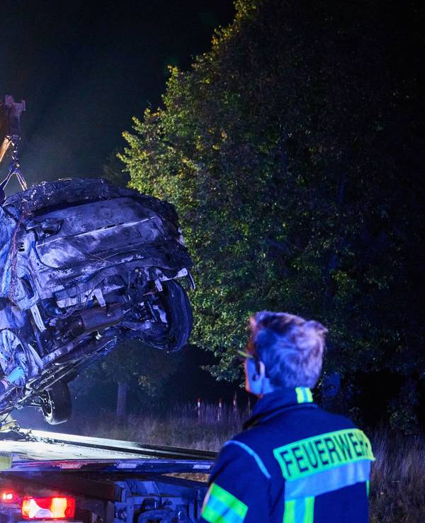 Beim Frontalzusammenstoß eines Autos mit drei Mopeds sind in Brandenburg vier Menschen ums Leben gekommen. Der Unfall passierte am Abend bei Biesenthal im Landkreis Barnim, wie die Polizei mitteilte.