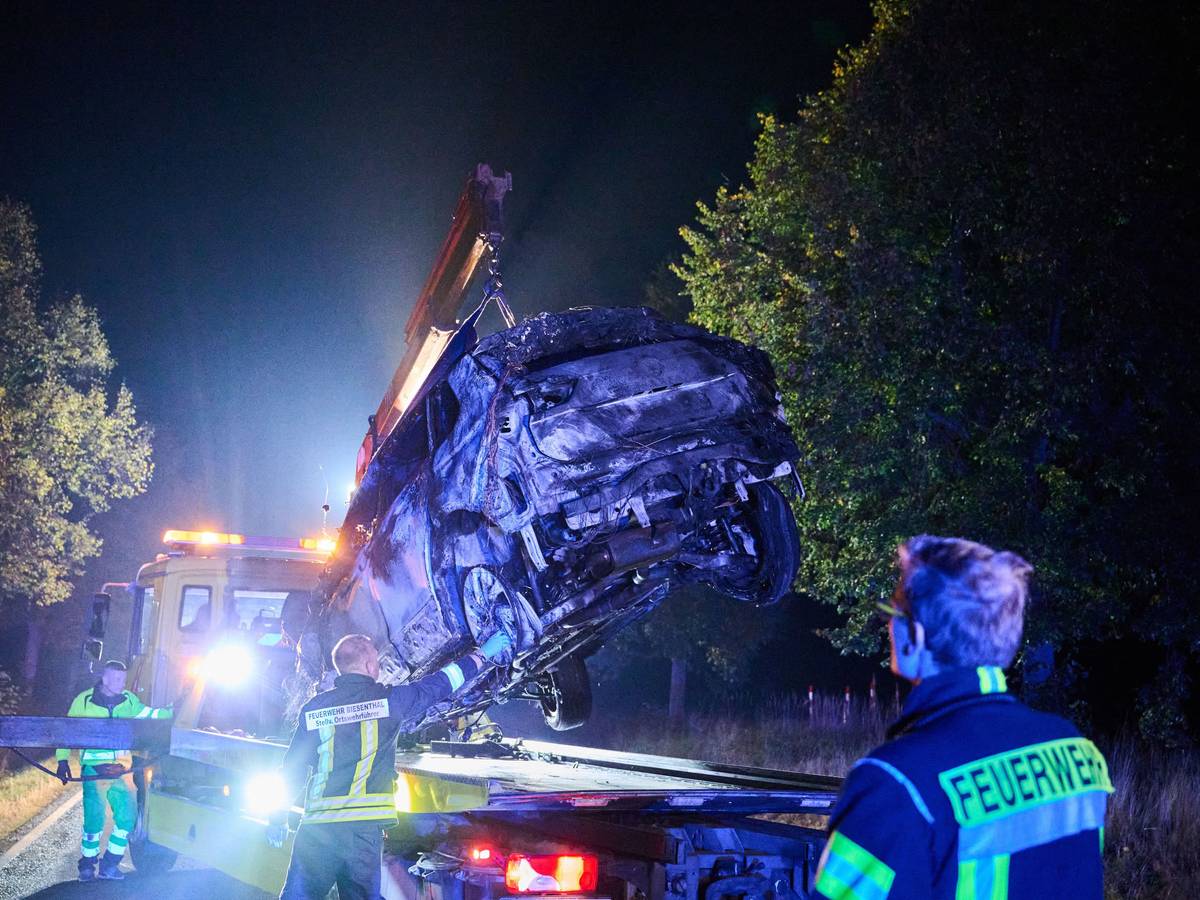 Beim Frontalzusammenstoß eines Autos mit drei Mopeds sind in Brandenburg vier Menschen ums Leben gekommen. Der Unfall passierte am Abend bei Biesenthal im Landkreis Barnim, wie die Polizei mitteilte.