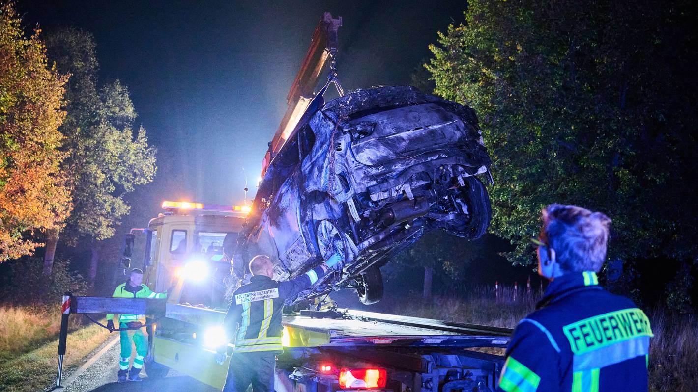 Beim Frontalzusammenstoß eines Autos mit drei Mopeds sind in Brandenburg vier Menschen ums Leben gekommen. Der Unfall passierte am Abend bei Biesenthal im Landkreis Barnim, wie die Polizei mitteilte.