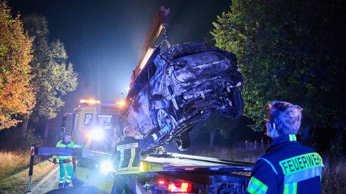 Beim Frontalzusammenstoß eines Autos mit drei Mopeds sind in Brandenburg vier Menschen ums Leben gekommen. Der Unfall passierte am Abend bei Biesenthal im Landkreis Barnim, wie die Polizei mitteilte.