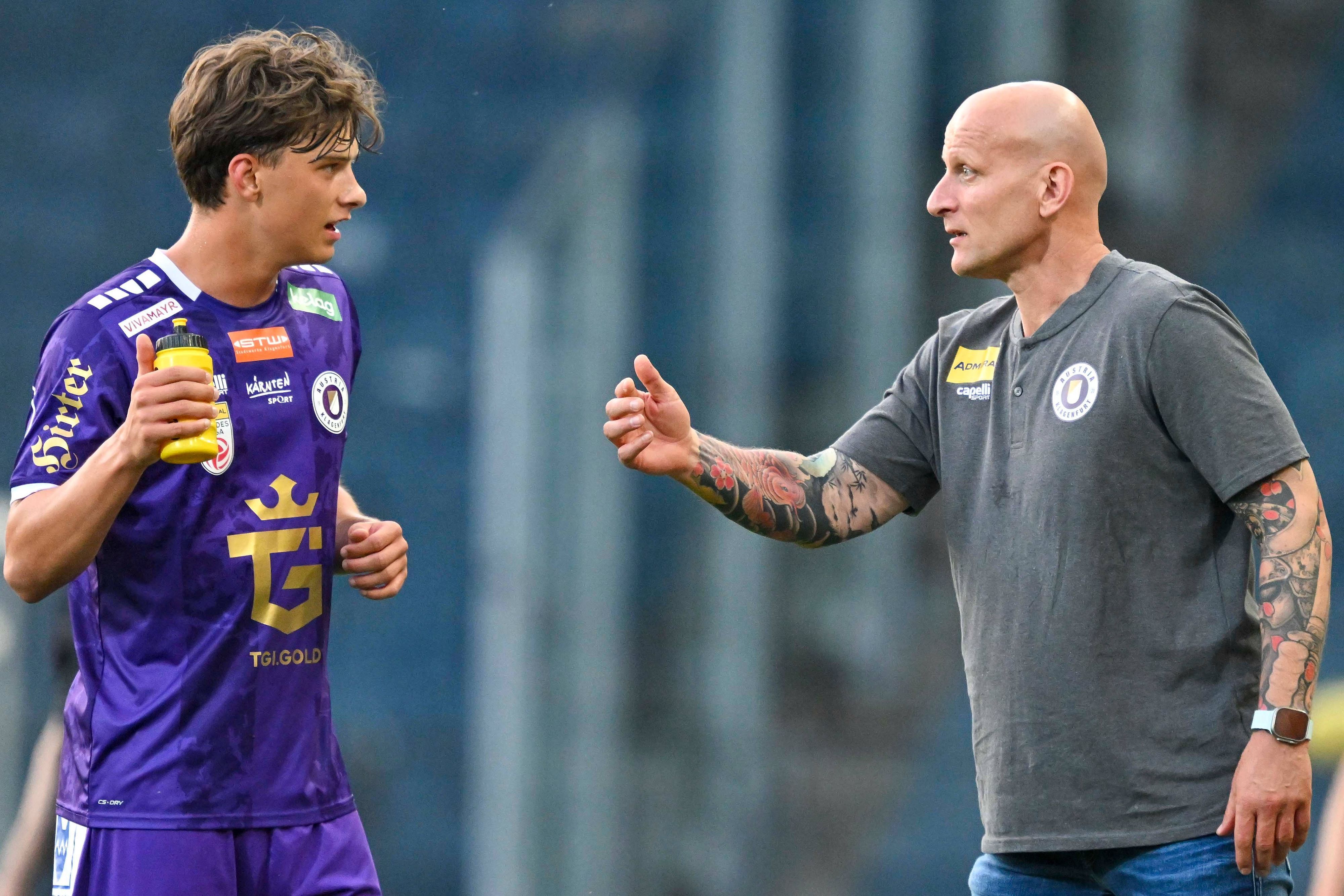 Jannik Robatsch und Trainer Carsten Jancker an der Seitenlinie.