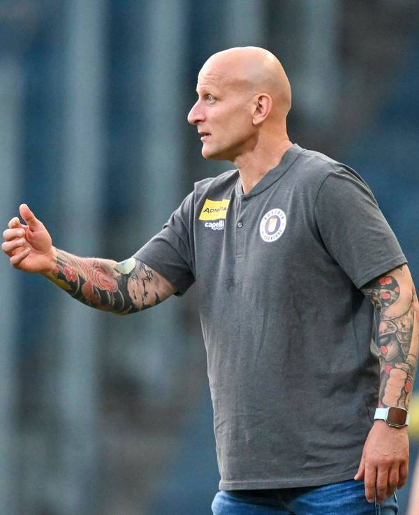 Jannik Robatsch und Trainer Carsten Jancker an der Seitenlinie.