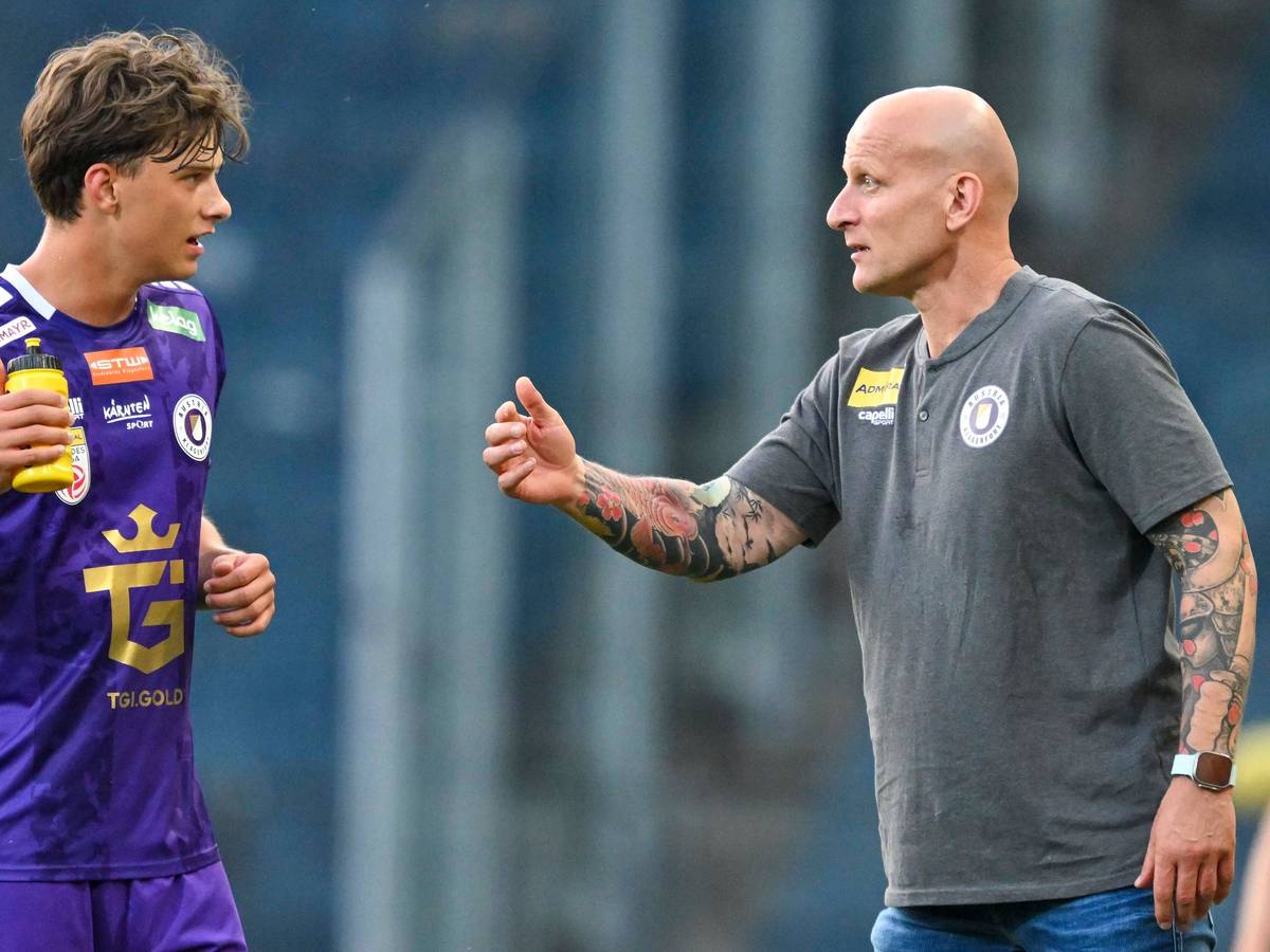 Jannik Robatsch und Trainer Carsten Jancker an der Seitenlinie.