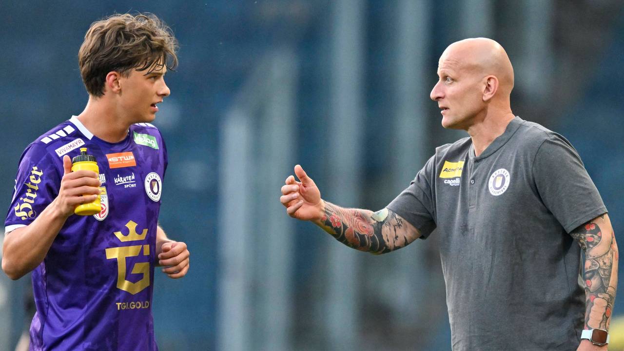 Jannik Robatsch und Trainer Carsten Jancker an der Seitenlinie.