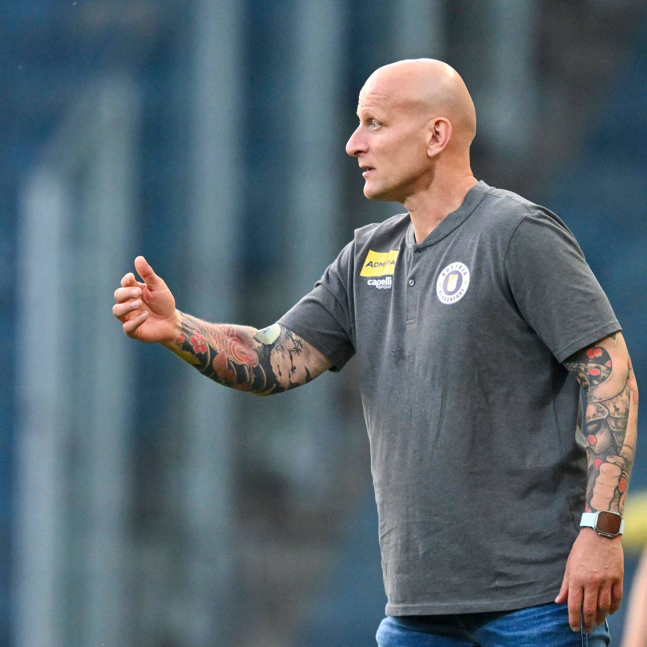 Jannik Robatsch und Trainer Carsten Jancker an der Seitenlinie.