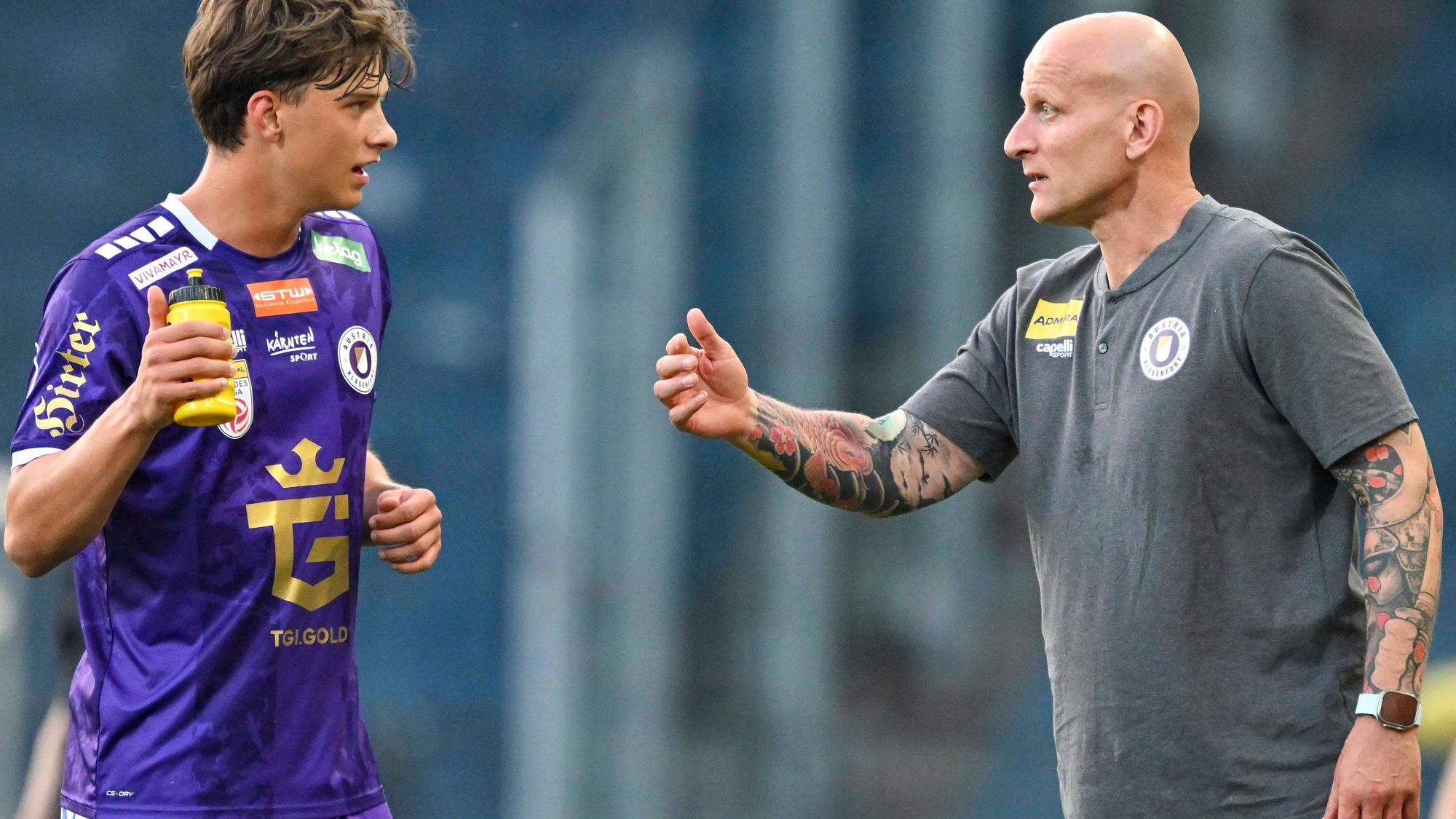 Jannik Robatsch und Trainer Carsten Jancker an der Seitenlinie.