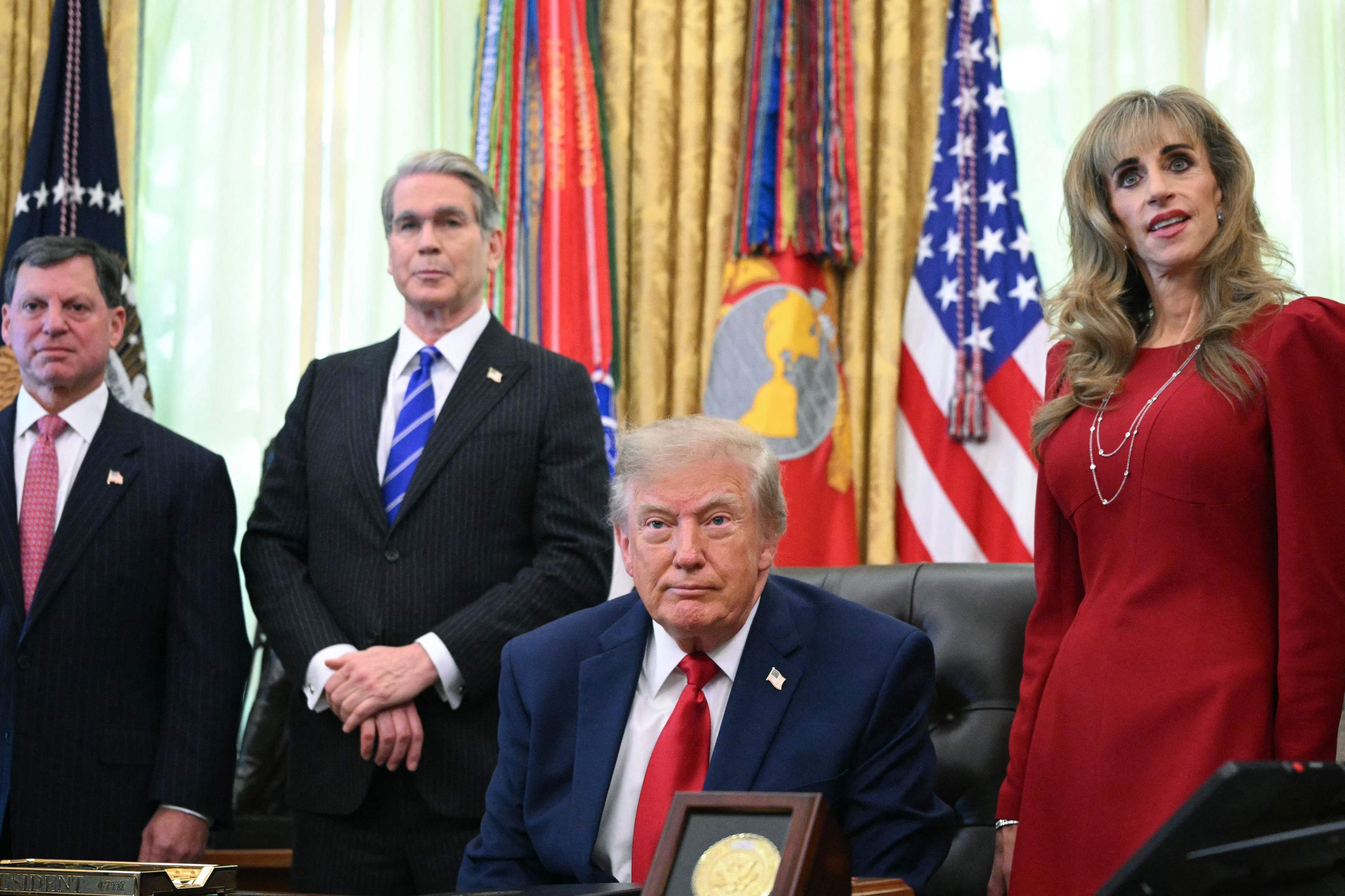 Susan Dell (r.) im roten Kostüm neben Donald Trump im Oval Office.