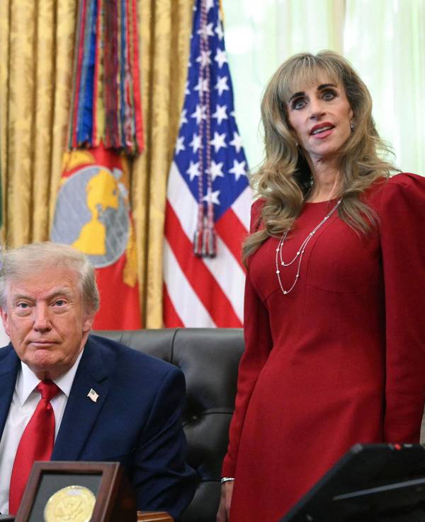 Susan Dell (r.) im roten Kostüm neben Donald Trump im Oval Office.