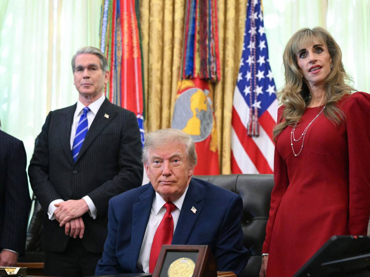 Susan Dell (r.) im roten Kostüm neben Donald Trump im Oval Office.