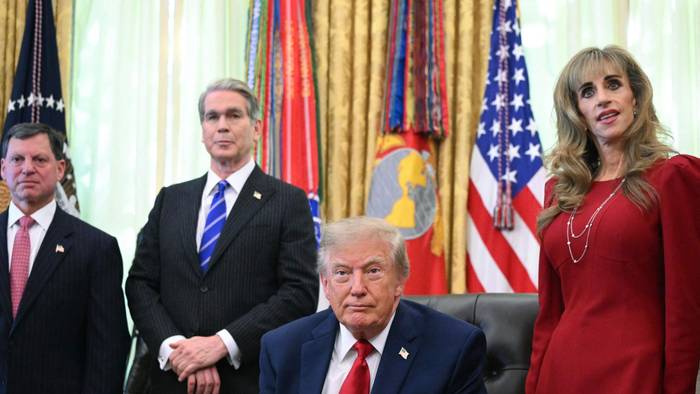 Susan Dell (r.) im roten Kostüm neben Donald Trump im Oval Office.
