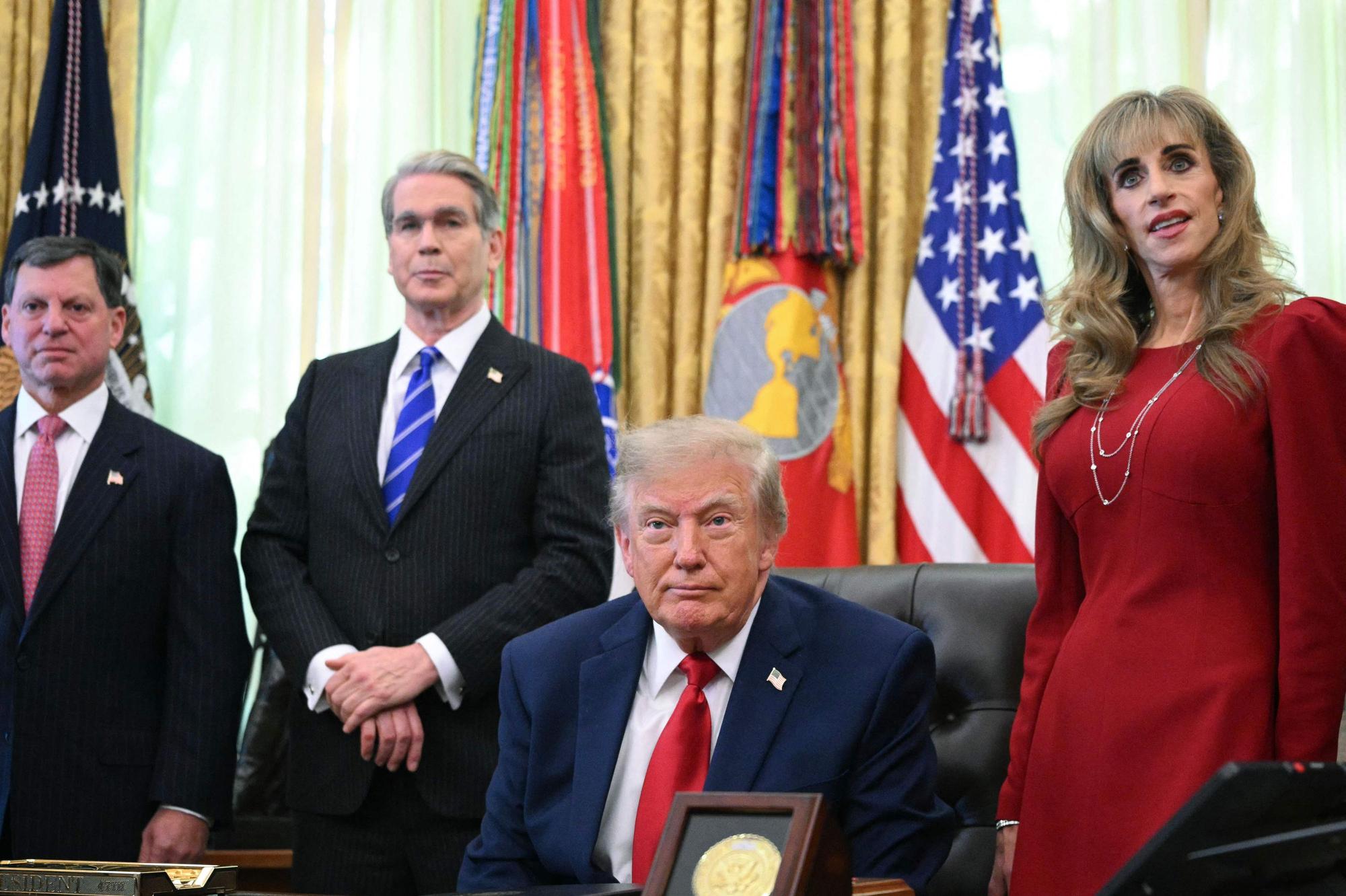 Susan Dell (r.) im roten Kostüm neben Donald Trump im Oval Office.