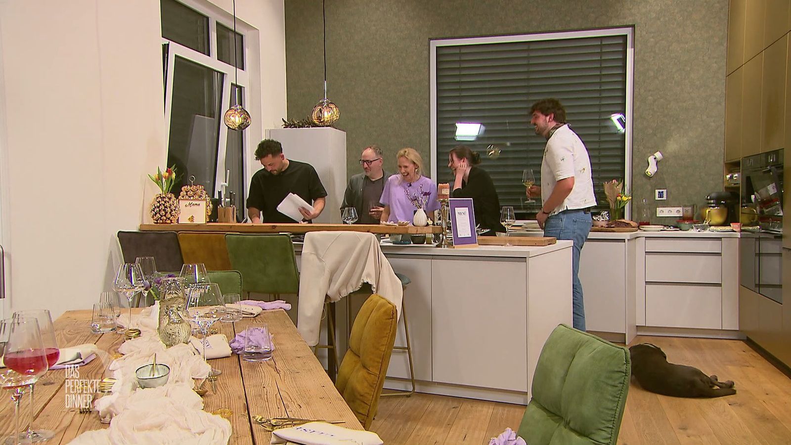 Olivias Kochplan sorgt bei ihren Gästen für herzhafte Lacher.
 (Bild: RTL)