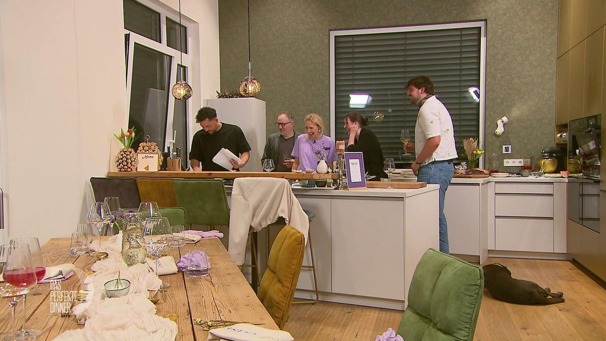 Olivias Kochplan sorgt bei ihren Gästen für herzhafte Lacher.
(Bild: RTL)