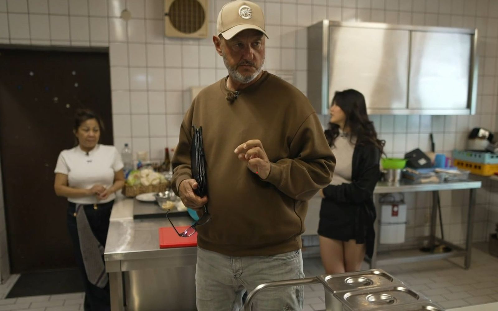 Bei der Besichtigung der Küche war Frank Rosin klar: Hier kann und darf aktuell nicht gekocht werden. (Bild: Kabel Eins)