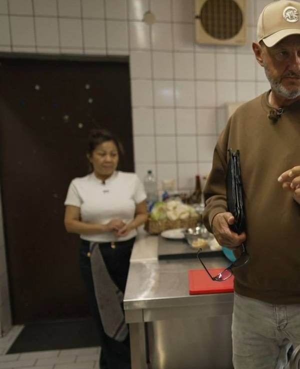 Bei der Besichtigung der Küche war Frank Rosin klar: Hier kann und darf aktuell nicht gekocht werden. (Bild: Kabel Eins)