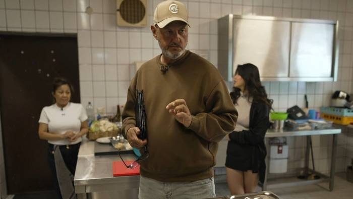 Bei der Besichtigung der Küche war Frank Rosin klar: Hier kann und darf aktuell nicht gekocht werden. (Bild: Kabel Eins)