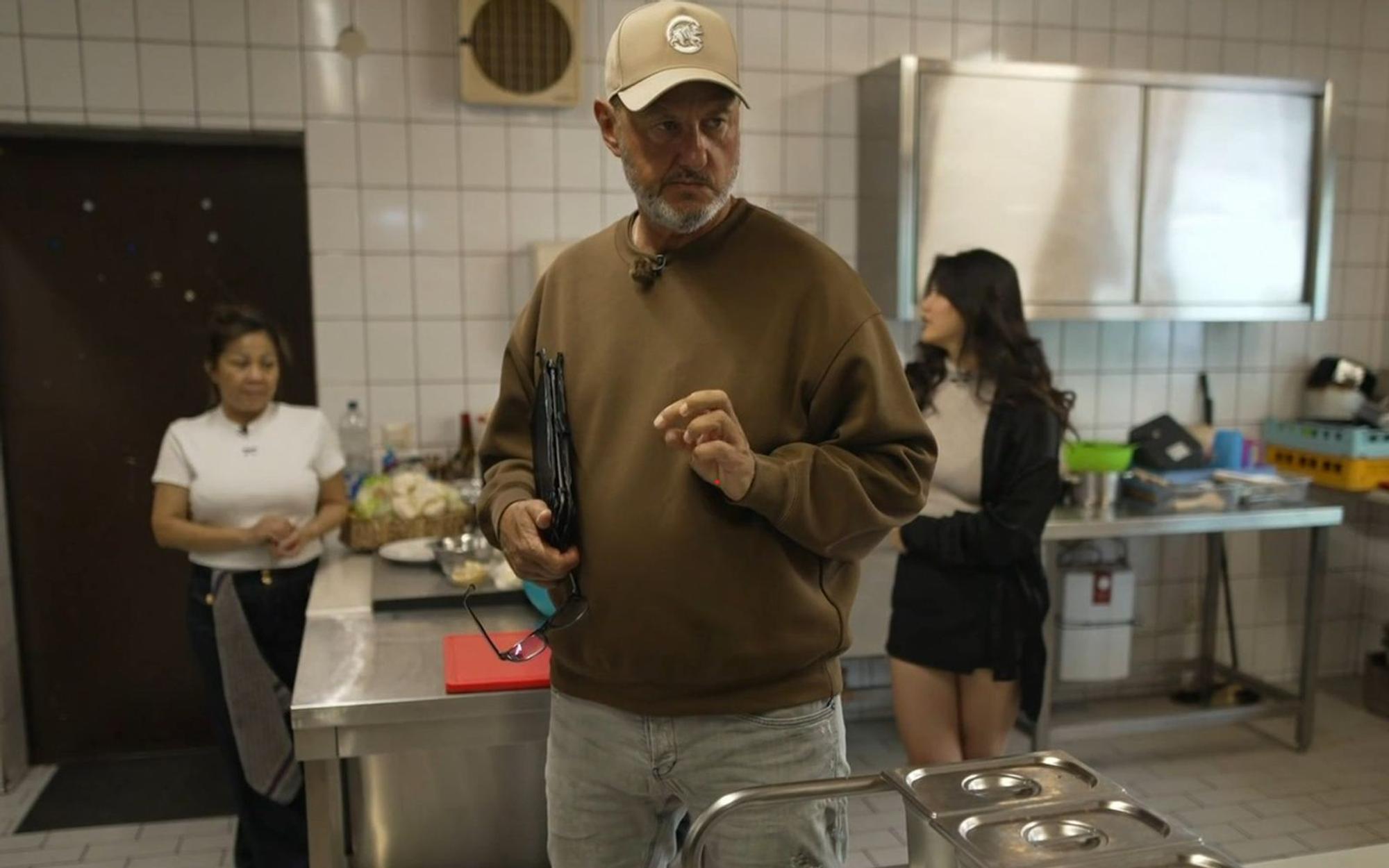 Bei der Besichtigung der Küche war Frank Rosin klar: Hier kann und darf aktuell nicht gekocht werden. (Bild: Kabel Eins)