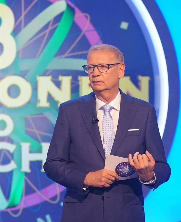 Günther Jauch wundert sich: Keiner will die Auswahlfrage beantworten. (Bild: RTL / Stefan Gregorowius)