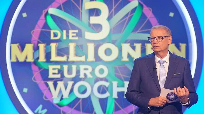 Günther Jauch wundert sich: Keiner will die Auswahlfrage beantworten. (Bild: RTL / Stefan Gregorowius)