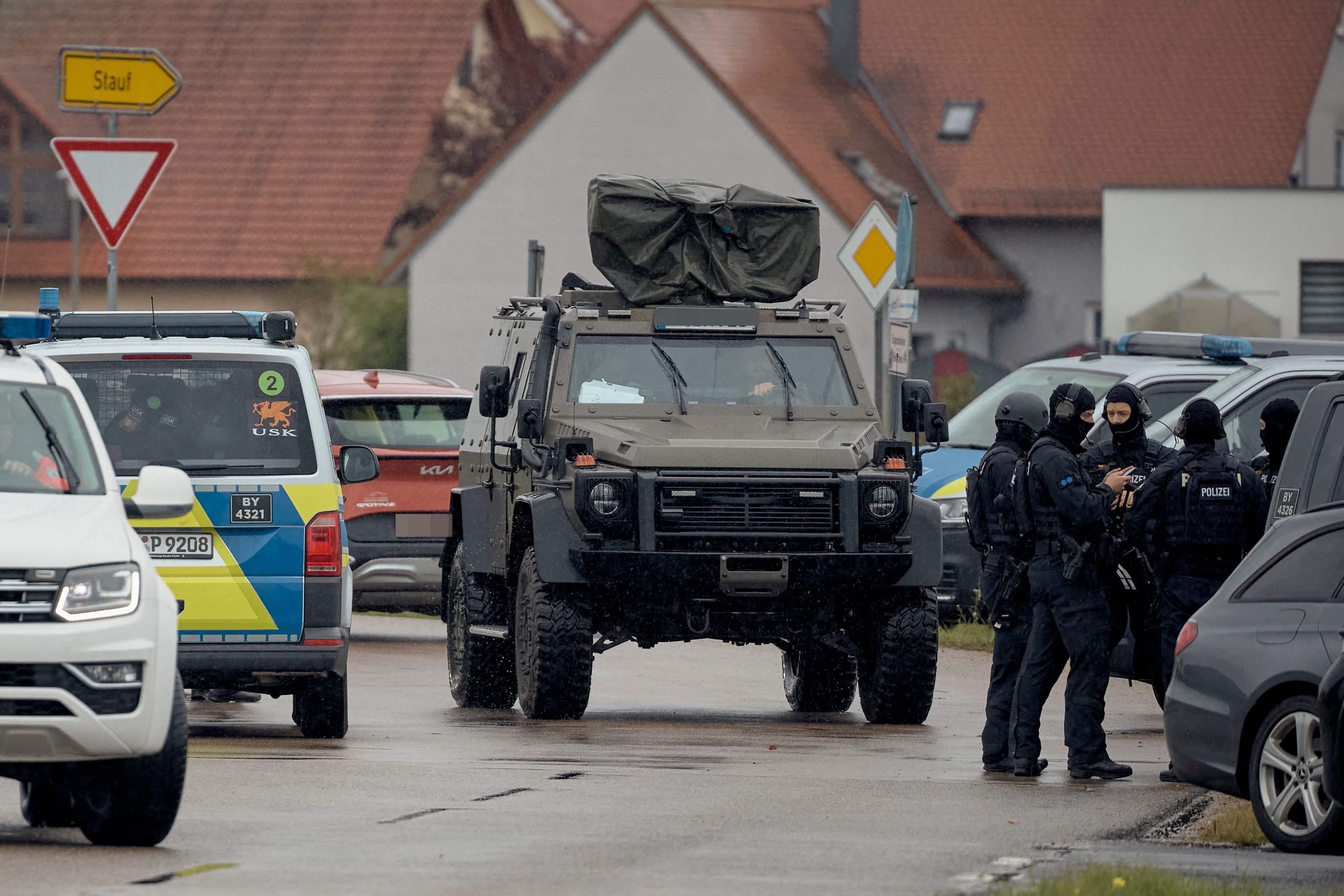 dpatopbilder - 08.10.2026, Bayern, Berngau: Spezialkräfte der Polizei sind nach schussähnlichen Geräuschen in Berngau (Landkreis Neumarkt in der Oberpfalz) im Einsatz. Bei Schüssen sind nach ersten Erkenntnissen der Polizei zwei Menschen verletzt worden. Foto: Tizian Gerbing/dpa +++ dpa-Bildfunk +++