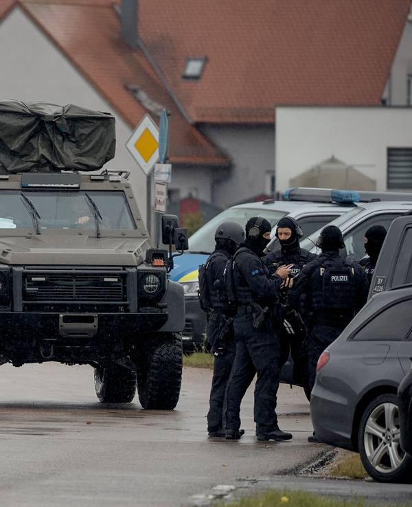 dpatopbilder - 08.10.2026, Bayern, Berngau: Spezialkräfte der Polizei sind nach schussähnlichen Geräuschen in Berngau (Landkreis Neumarkt in der Oberpfalz) im Einsatz. Bei Schüssen sind nach ersten Erkenntnissen der Polizei zwei Menschen verletzt worden. Foto: Tizian Gerbing/dpa +++ dpa-Bildfunk +++
