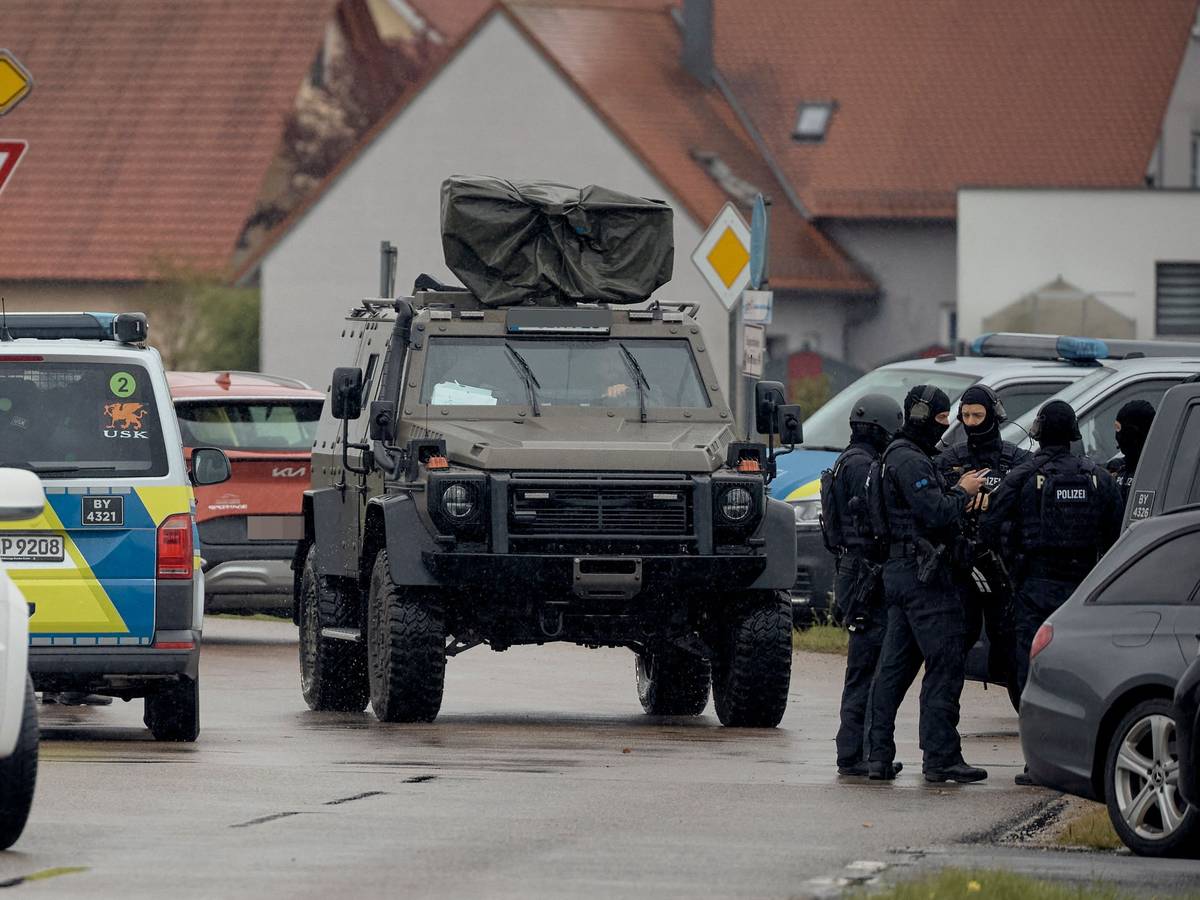 dpatopbilder - 08.10.2026, Bayern, Berngau: Spezialkräfte der Polizei sind nach schussähnlichen Geräuschen in Berngau (Landkreis Neumarkt in der Oberpfalz) im Einsatz. Bei Schüssen sind nach ersten Erkenntnissen der Polizei zwei Menschen verletzt worden. Foto: Tizian Gerbing/dpa +++ dpa-Bildfunk +++