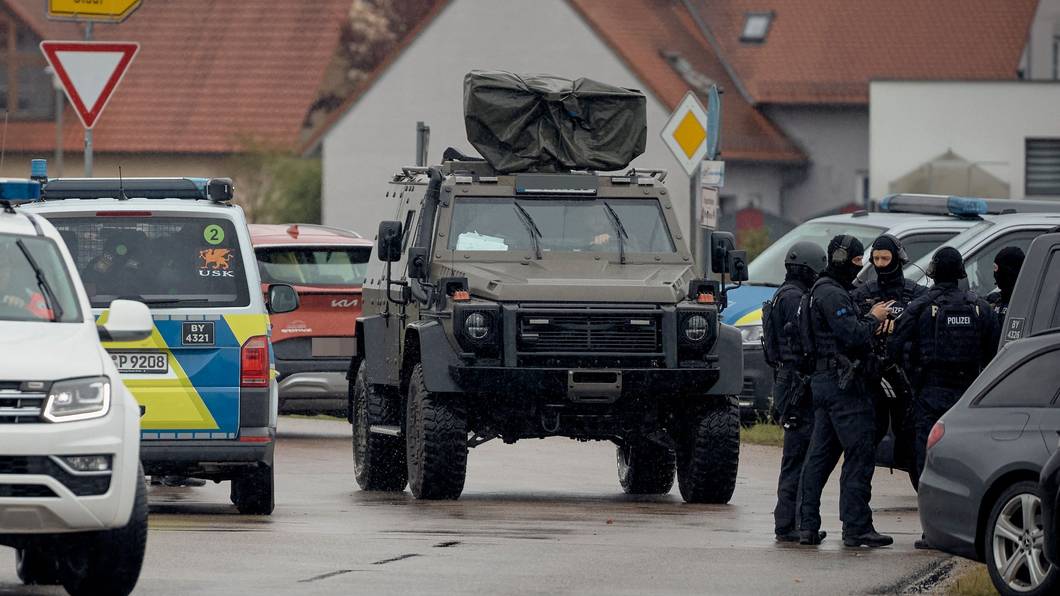 Spezialkräfte der Polizei sind nach schussähnlichen Geräuschen in Berngau (Landkreis Neumarkt in der Oberpfalz) im Einsatz.