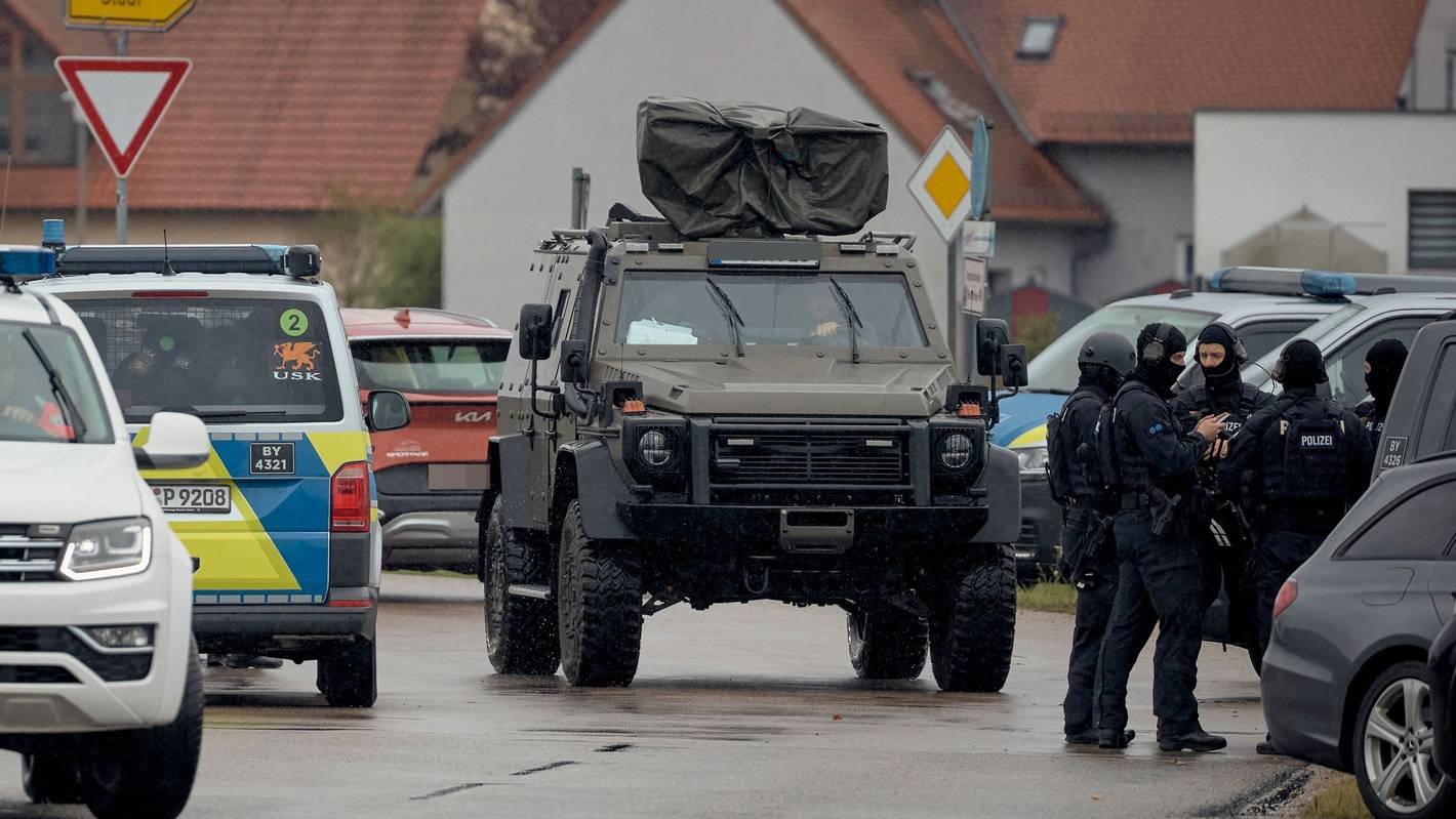 Spezialkräfte der Polizei sind nach schussähnlichen Geräuschen in Berngau (Landkreis Neumarkt in der Oberpfalz) im Einsatz.