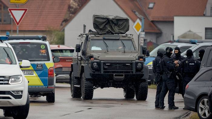 Spezialkräfte der Polizei sind nach schussähnlichen Geräuschen in Berngau (Landkreis Neumarkt in der Oberpfalz) im Einsatz.