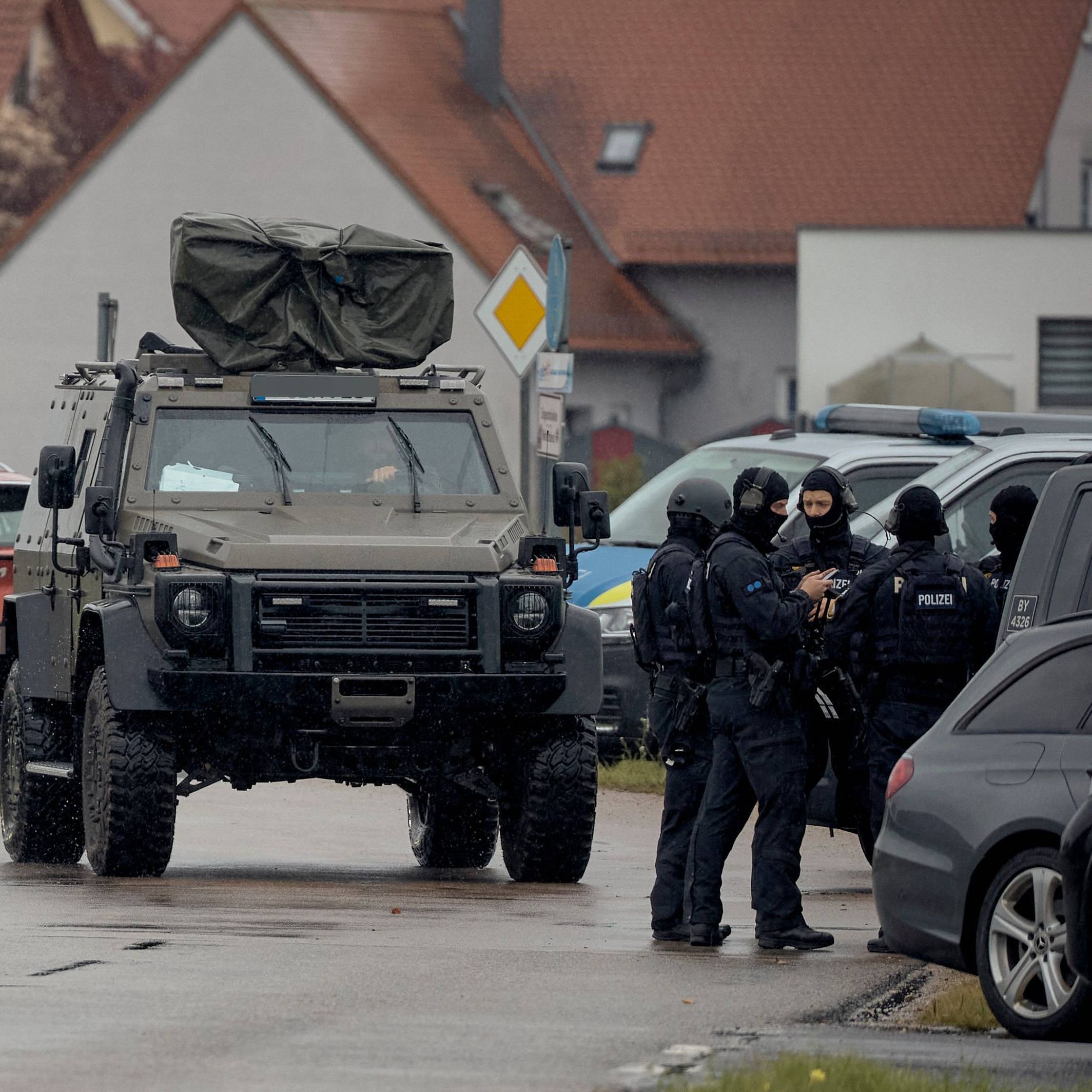 dpatopbilder - 08.10.2026, Bayern, Berngau: Spezialkräfte der Polizei sind nach schussähnlichen Geräuschen in Berngau (Landkreis Neumarkt in der Oberpfalz) im Einsatz. Bei Schüssen sind nach ersten Erkenntnissen der Polizei zwei Menschen verletzt worden. Foto: Tizian Gerbing/dpa +++ dpa-Bildfunk +++