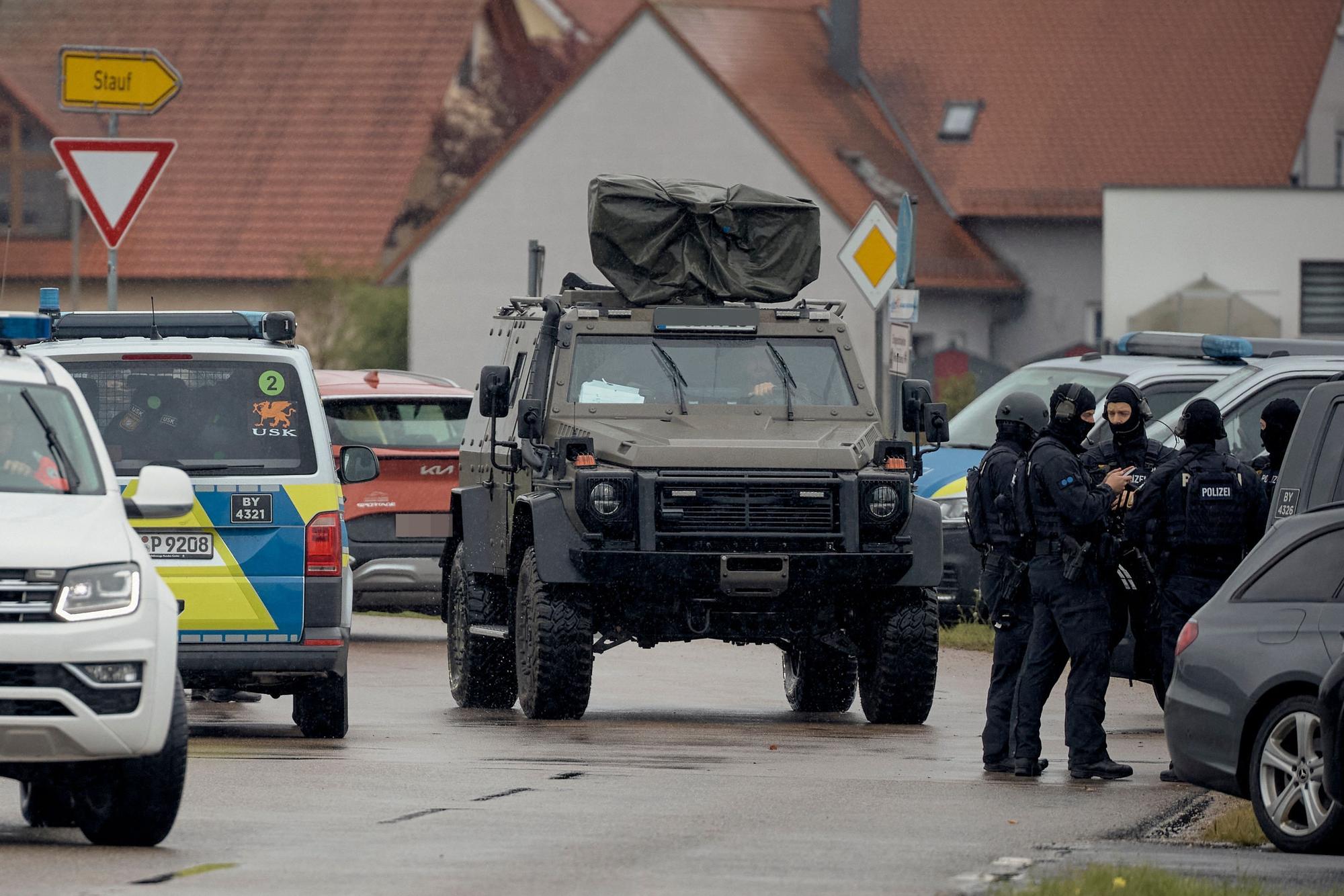 dpatopbilder - 08.10.2026, Bayern, Berngau: Spezialkräfte der Polizei sind nach schussähnlichen Geräuschen in Berngau (Landkreis Neumarkt in der Oberpfalz) im Einsatz. Bei Schüssen sind nach ersten Erkenntnissen der Polizei zwei Menschen verletzt worden. Foto: Tizian Gerbing/dpa +++ dpa-Bildfunk +++