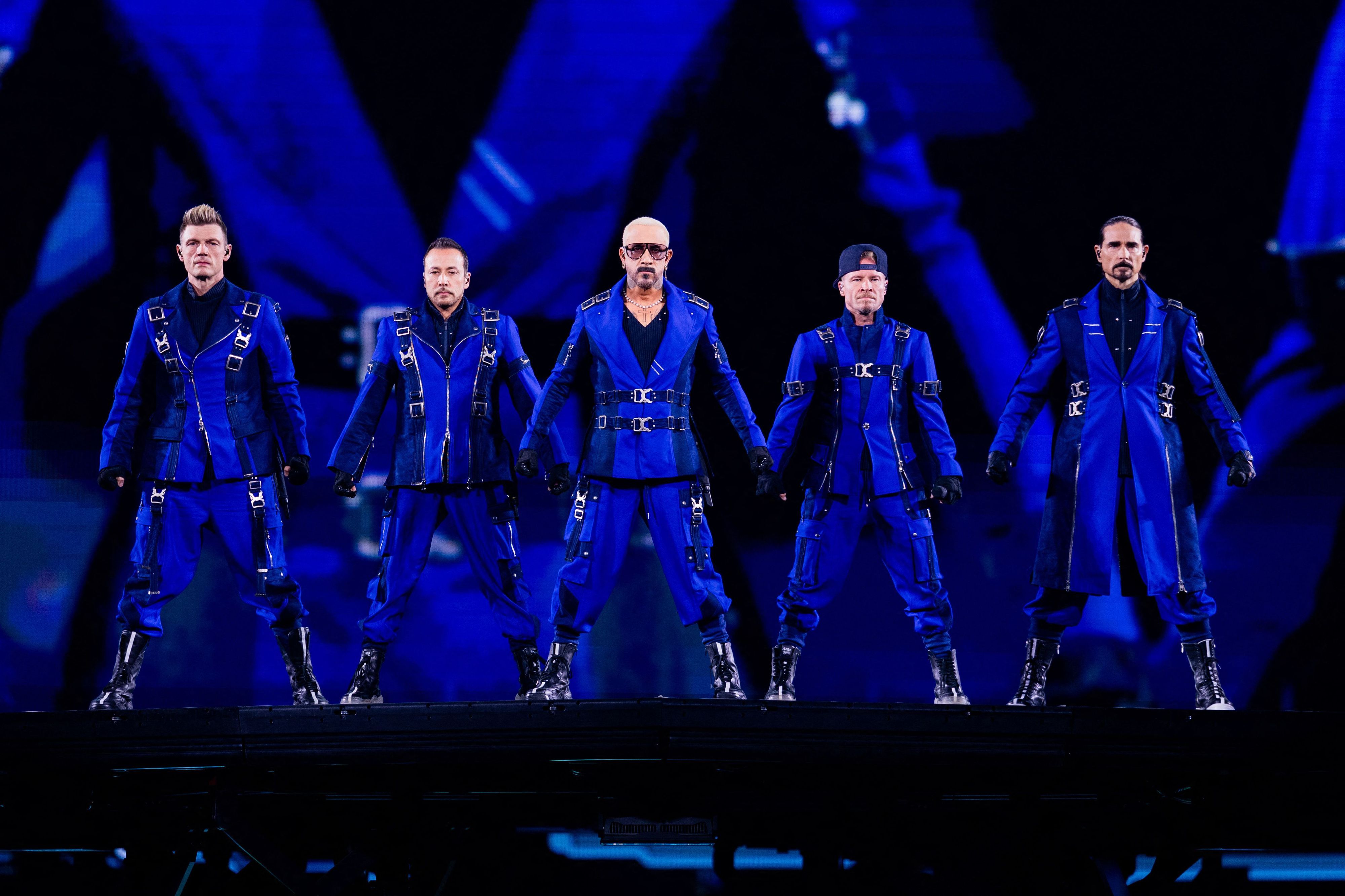 Die US-amerikanische Boygroup Backstreet Boys steht auf der Bühne.