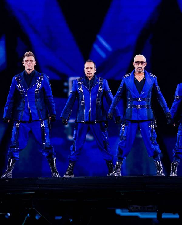 Die US-amerikanische Boygroup Backstreet Boys steht auf der Bühne.