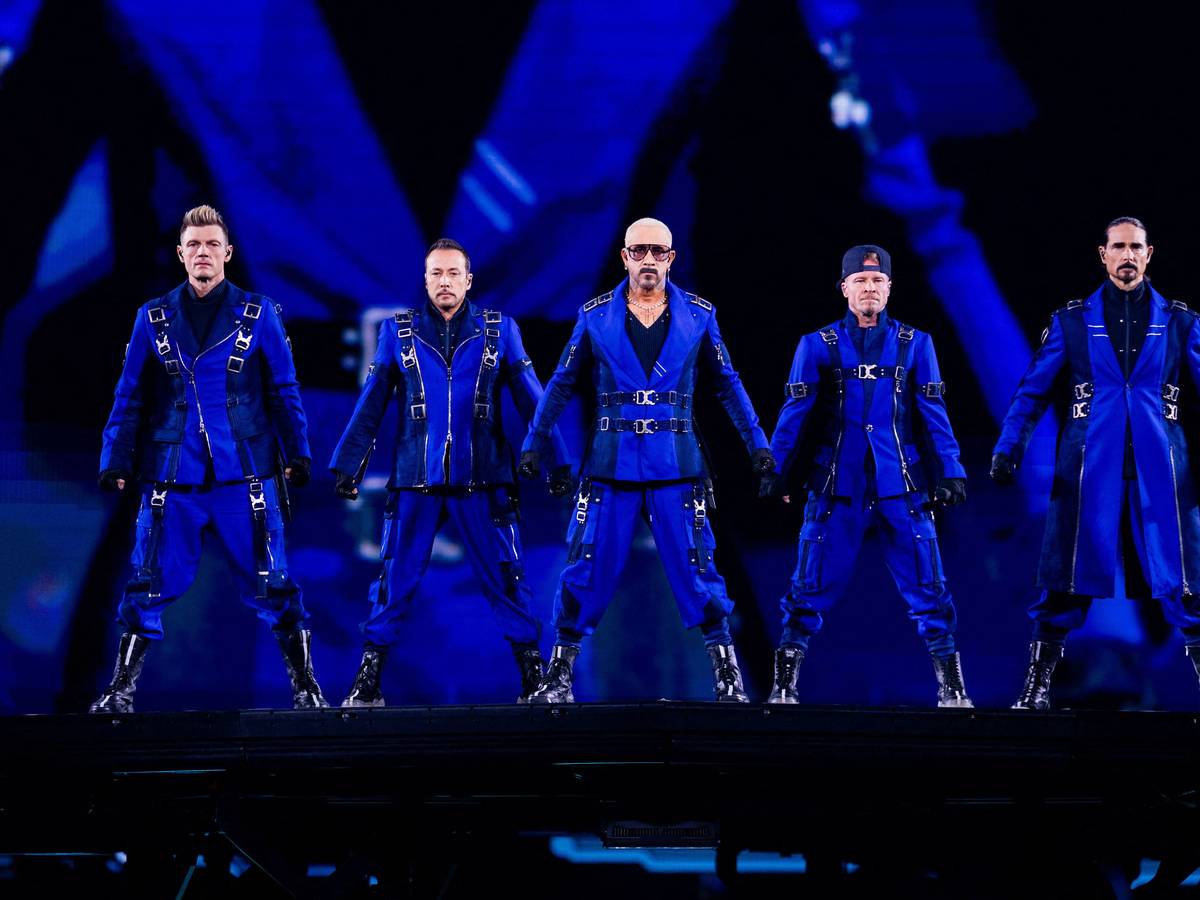 Die US-amerikanische Boygroup Backstreet Boys steht auf der Bühne.