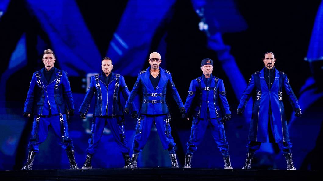 Die US-amerikanische Boygroup Backstreet Boys steht auf der Bühne.