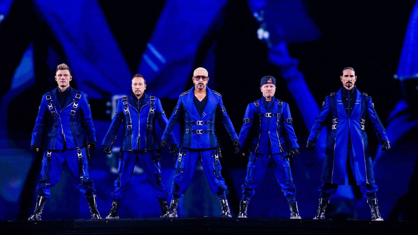 Die US-amerikanische Boygroup Backstreet Boys steht auf der Bühne.