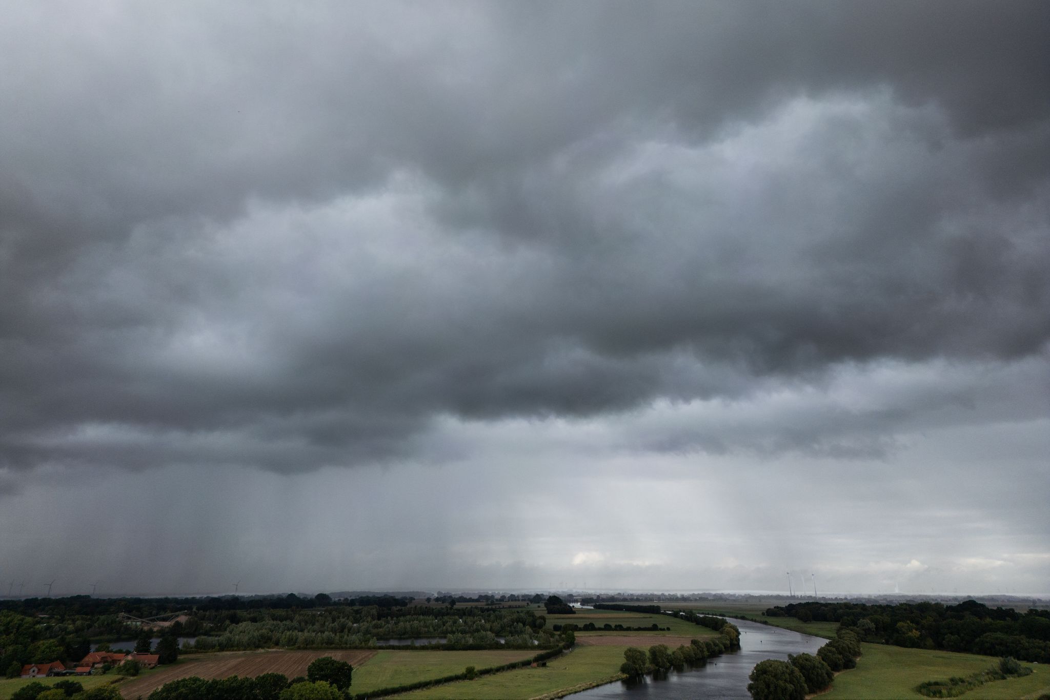 Regenwolken über der Weser