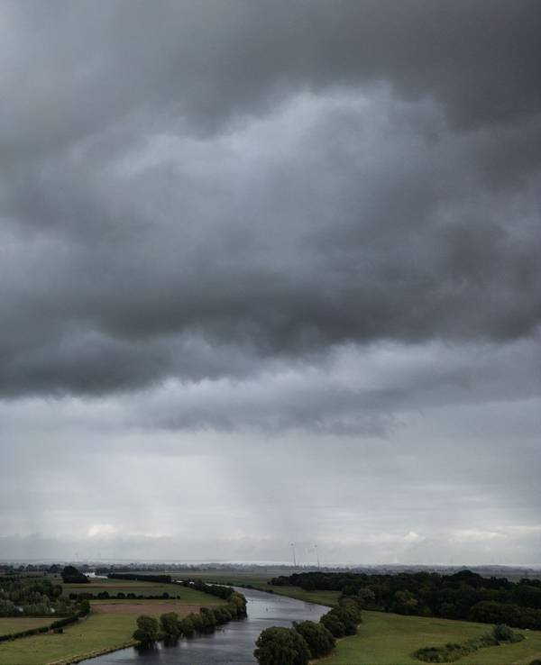 Regenwolken über der Weser