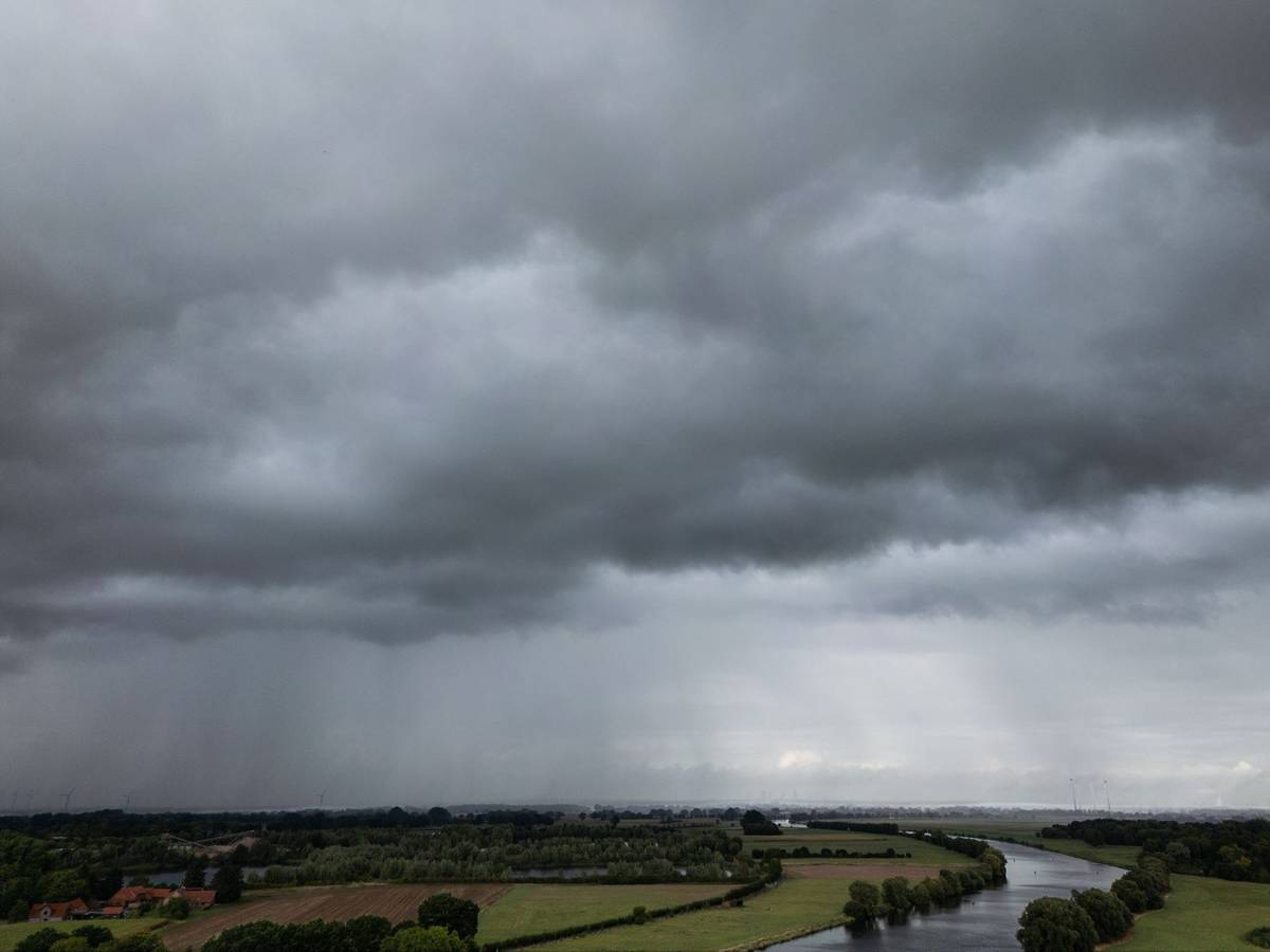 Regenwolken über der Weser